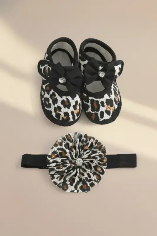0-3 Month Newborn Crinkled Pattern Black and White Baby Bandana Bootie Set - 1