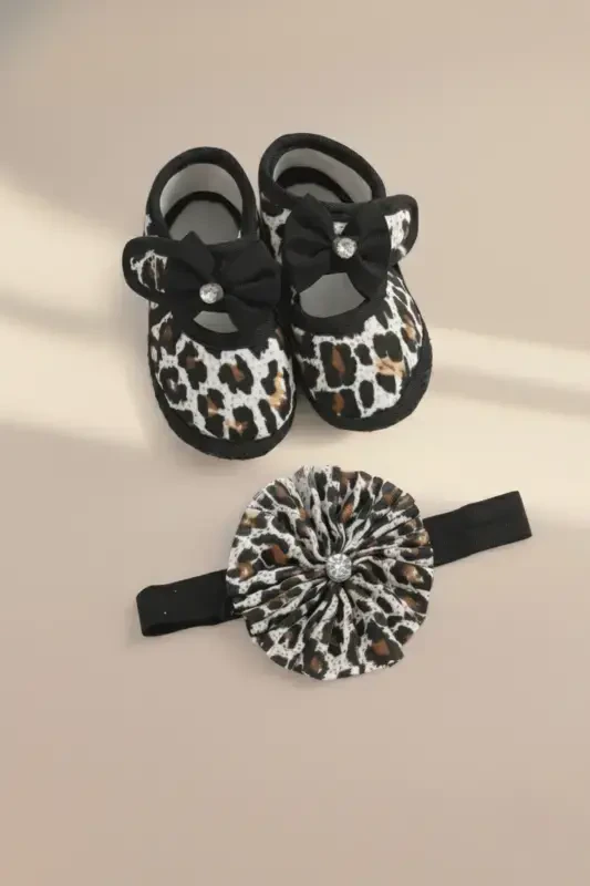 0-3 Month Newborn Crinkled Pattern Black and White Baby Bandana Bootie Set - 2