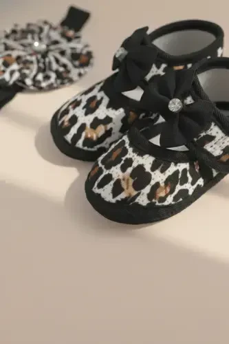 0-3 Month Newborn Crinkled Pattern Black and White Baby Bandana Bootie Set - 3