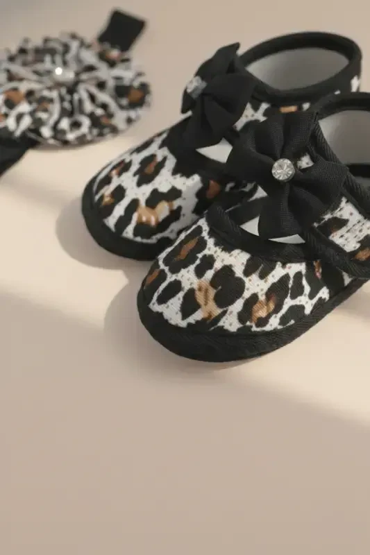 0-3 Month Newborn Crinkled Pattern Black and White Baby Bandana Bootie Set - 3