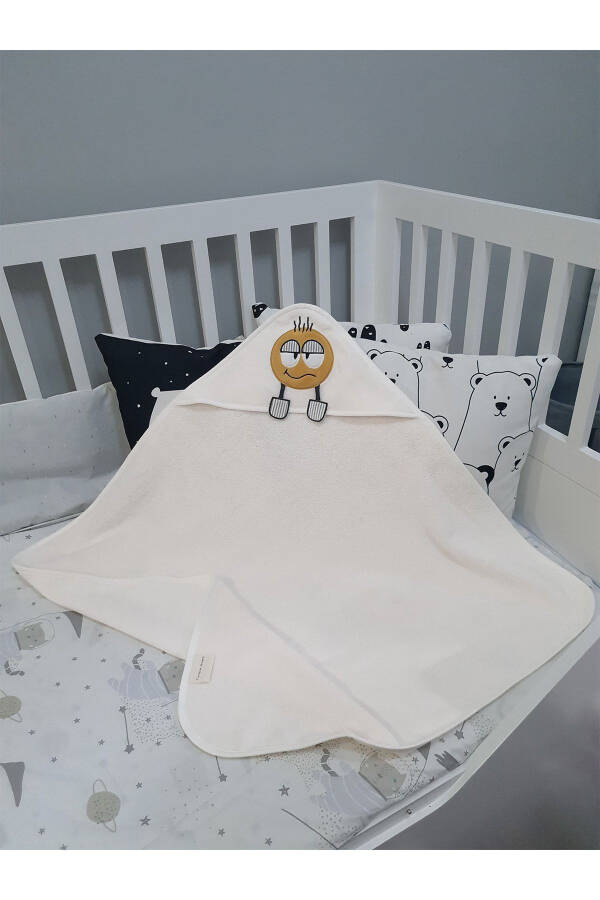 100% Cotton Emoji Pattern Embroidered Baby Towel Swaddle 75x75cm - 1