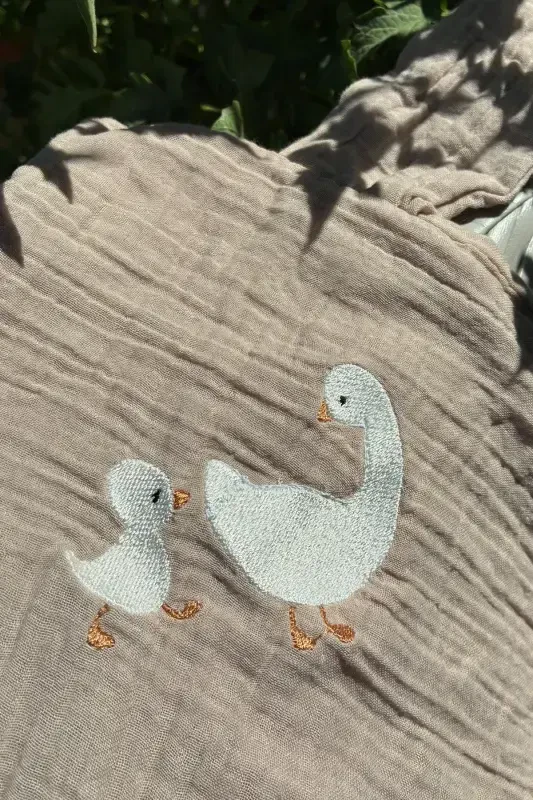 %100 Pamuk 4 Kat Müslin Kundak Bebek Çocuk Kundak 80x80cm Ördek Nakışlı Müslin Kundak-Beige - 2