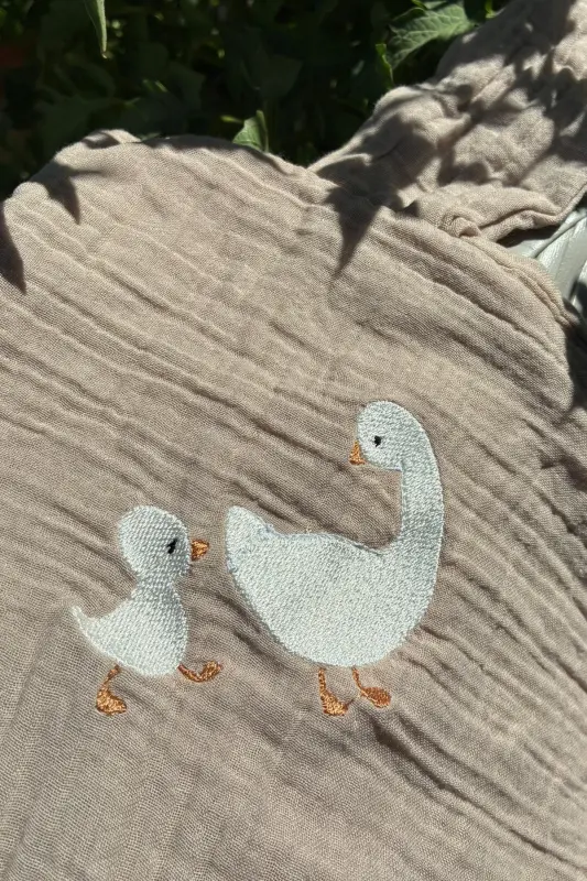 %100 Pamuk 4 Kat Müslin Kundak Bebek Çocuk Kundak 80x80cm Ördek Nakışlı Müslin Kundak - Beige - 2