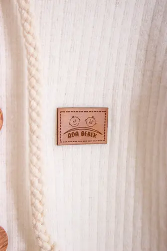 %100 Pamuk Ahşap Düğmeli Kapşonlu Fitilli Tarz Şapkalı Bebek Tulum-KREM - ADABEBEK (1)