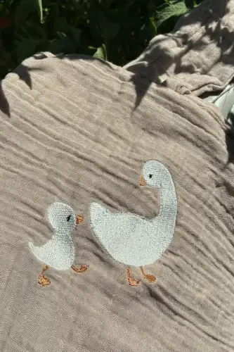 %100 Paxta 4 Qavat Muslin Choyshab Chaqaloq Bolalar Choyshabi 80x80sm O'rdak Kashtali Muslin Choyshab-Bej - 2