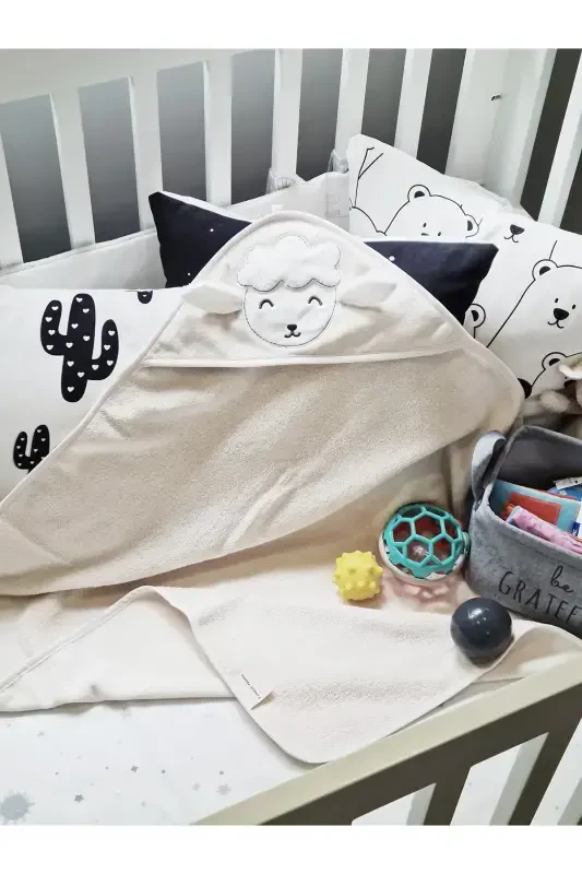 100% Paxta Bej Rangli Qo'zichoq Naqshli Tikilgan Chaqaloq Sochiq Kundak 75x75sm - TANEM HOME