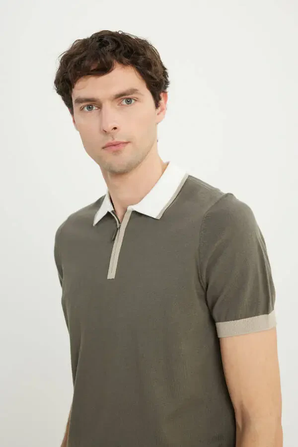 100% хлопок. Стандартный крой. Обычная посадка. Поло. Трикотажная рубашка цвета хаки. - 9