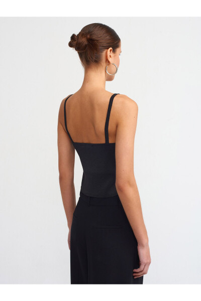 10531 Qo'l bilan ishlangan gulli trikotaj maykasi - qora - DILVIN (1)
