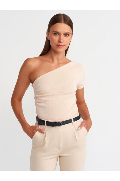 10597 Асимметричная блуза из трикотажа с драпировкой - Светло-бежевый - DILVIN