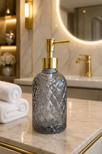 Alaçatı Tekli Cam Sıvı Sabunluk FÜME || Modern Lüks Banyo Aksesuarı Dekoratif Sıvı Sabunluk Sabun Dispenseri Banyo & Mutfak İçin Tezgah Üstü Lavabo || GOLD POMPALI || Bulaşık Deterjanı El Sabunu - Alaçatı Tekli Sıvı Sabunluk Füme - 5