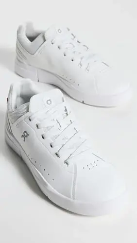 On Women's The Roger Advantage Sneakers - 5