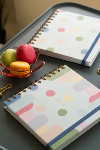 15x15 sm. Kvadrat 2 tadan iborat spiralli chiziqli sanasiz daftar Rangli nuqta-ko'p rangli - 3