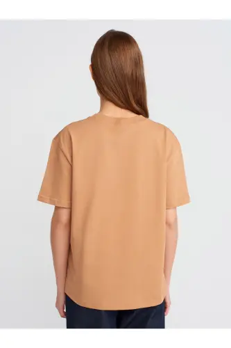 30312 DİLVİN T-SHIRT DEKORATİV TİKİŞLİ BİSİKLET YAKA-KARAMEL - DILVIN (1)