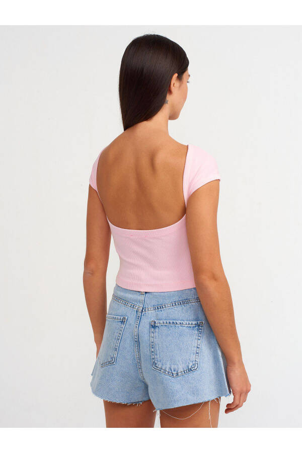 30419 Orqa tomonida detallarga ega, rangsiz effektli T-shirt - och pushti - 14