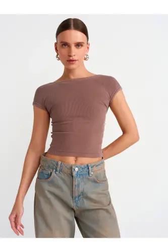 30419 Sırt Detaylı Soluk Efektli T-shirt-Kahve - Kahve - DILVIN (1)