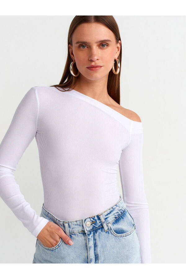 30475 Топ с асимметричным воротником с длинным рукавом - белый - 4