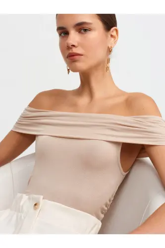 30902 Omuzları Açık Büzgülü Top-Bej - Bej 