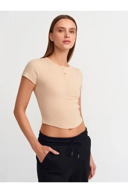 30938 Tugmacha detallari bilan Crop Top-Ochiq bej-Ochiq bej - DILVIN