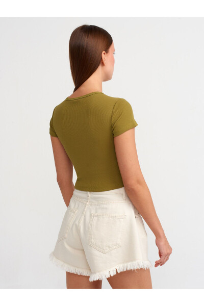 30938 Tugmalar bilan bezatilgan Crop Top - Xaki - DILVIN (1)