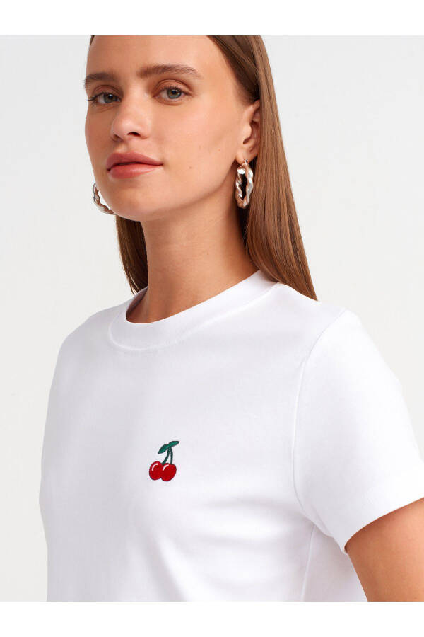 31045 Gilosli tikilgan krujka yoqali T-shirt-Oq - 16