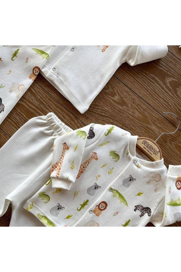 4 Parça Organik Pamuklu Bebek Alt Üst Patikli Pijama Takımı Zürafa Aslan Bukalemun - Ekru - 3