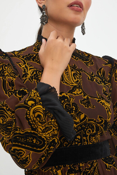 40335 raqamli bel qismida kamar bilan bezatilgan, qo'llari burma bilan bezatilgan uzun qahva rangi ayollar ko'ylagi - SERPIL (1)