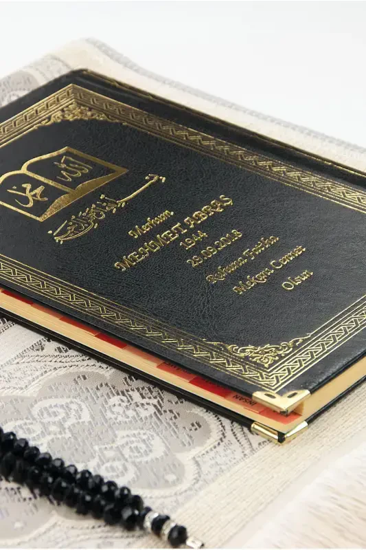 50 штук - Книга Ясин в твердом переплете с именной печатью - Молитвенный коврик - Кристаллические четки - Исламские подарки - Черный - 3