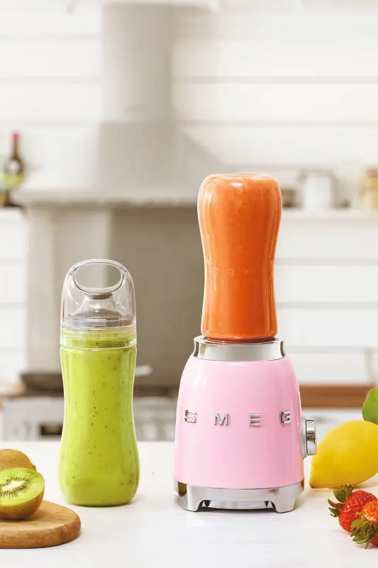 50-yillarda uslubidagi pushti shaxsiy blender - SMEG