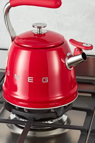 50'ler tarzı kırmızı set üstü düdüklü tencere, 2.3 lt - SMEG (1)