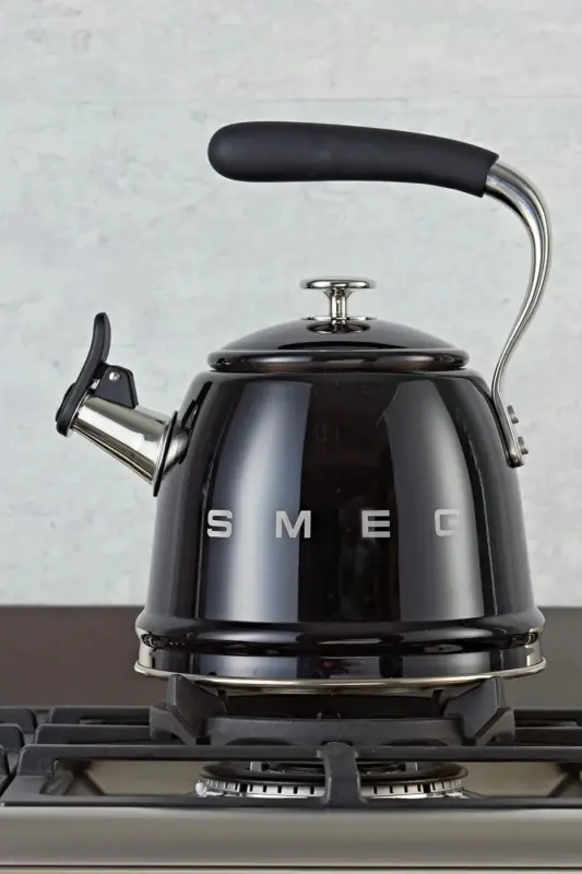 50's Style Siyah Set Üstü Islıklı Kettle 2.3 Lt - SMEG