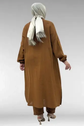57044 Büyük Beden Kolları Lastikli Boydan Düğmeli Müslin Pantolonlu Takım - Taba - 3