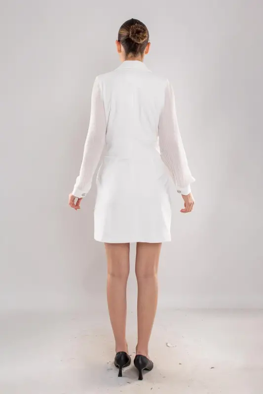 61891 Qoʻltiqdan yigʻilgan qisqa krep libos, koʻkrak qismida tugmachali, tilla bilan bezatilgan - 4