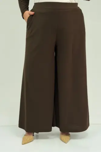 67004 Büyük Beden Önü Ve Arkası Pelerin Detaylı Sandy Pantolonlu Takım - Kahve - BÜYÜKBEDENIZ (1)