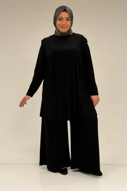 67004 Büyük Beden Önü Ve Arkası Pelerin Detaylı Sandy Pantolonlu Takım - Siyah - BÜYÜKBEDENIZ