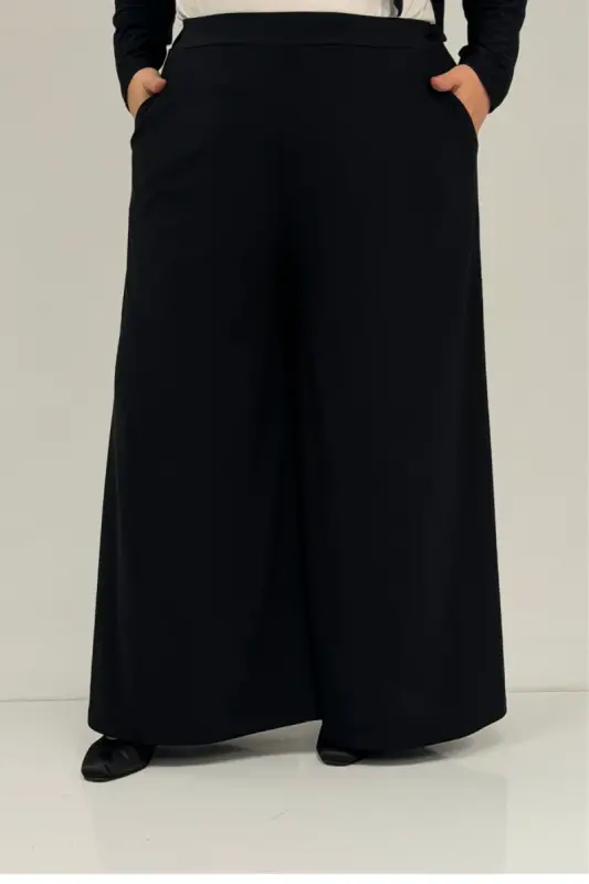 67004 Büyük Beden Önü Ve Arkası Pelerin Detaylı Sandy Pantolonlu Takım - Siyah - 2