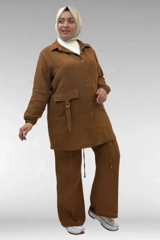 67015 Büyük Beden Cepleri D Toka Detaylı Müslin Pantolonlu Takım - Kahve - 3