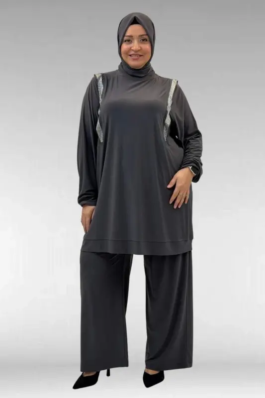 67022 Büyük Beden Omzu Taş Detaylı Sandy Pantolonlu Takım - Antrasit - BÜYÜKBEDENIZ