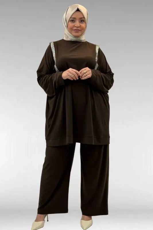 67022 Büyük Beden Omzu Taş Detaylı Sandy Pantolonlu Takım - Kahve - 1