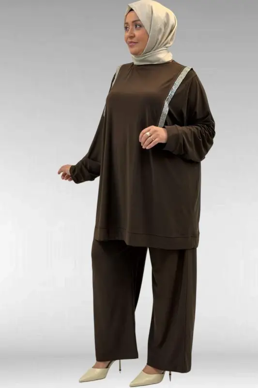 67022 Büyük Beden Omzu Taş Detaylı Sandy Pantolonlu Takım - Kahve - 3