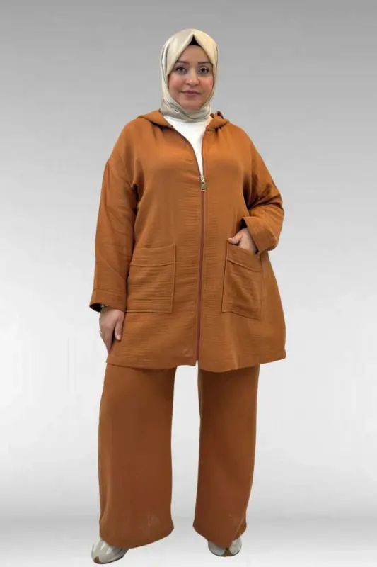 67035 Büyük Beden Kapşonlu Fermuarlı Müslin Pantolonlu Takım - Tarçın - BÜYÜKBEDENIZ