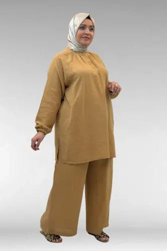 67039 Büyük Beden Yarım Patlı Sıfır Yaka Müslin Pantolonlu Takım - Bisküvi - 1