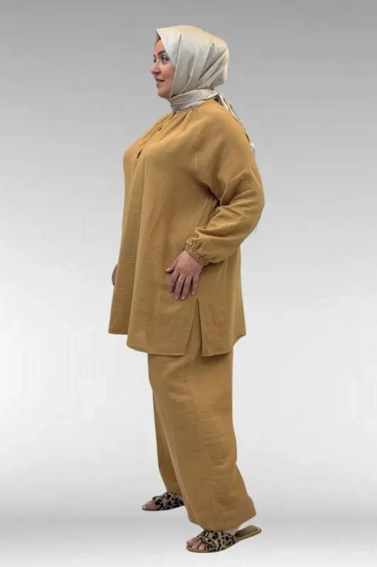 67039 Büyük Beden Yarım Patlı Sıfır Yaka Müslin Pantolonlu Takım - Bisküvi - 3