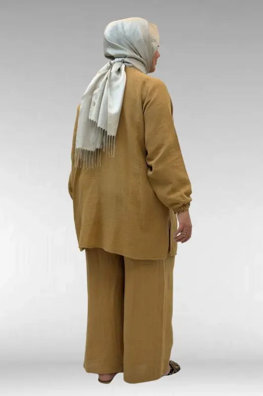 67039 Büyük Beden Yarım Patlı Sıfır Yaka Müslin Pantolonlu Takım - Bisküvi - 4