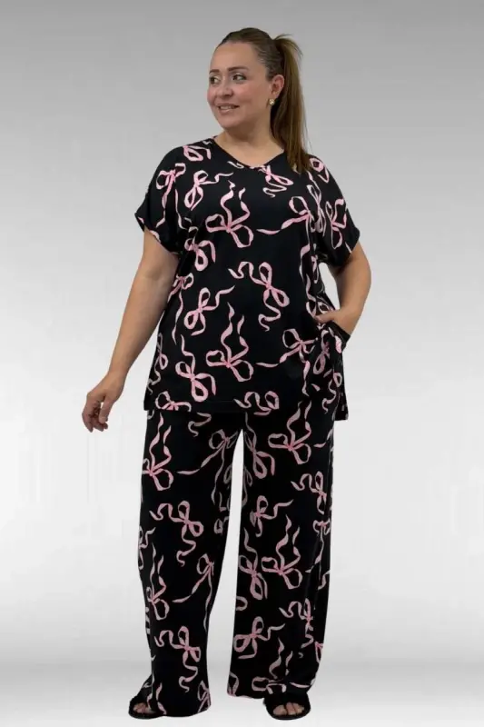 67802 Büyük Beden Yanı Yırtmaçlı Milan Pijama Takımı - Pembe Kurdele Desenli - BÜYÜKBEDENIZ