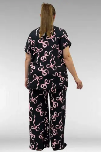 67802 Katta o‘lchamli yon tomoni yirtiq Milan pijama to‘plami - Pushti tasma naqshli - 3
