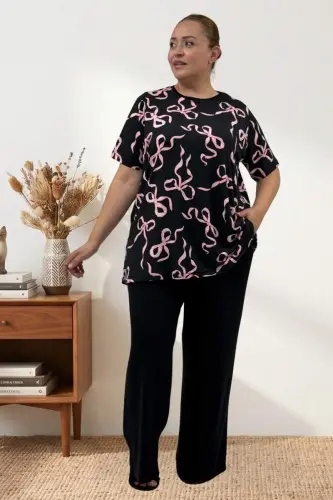 67809 Büyük Beden Üstü Desenli Kombinli Milan-Modal Pijama Takımı - Pembe Kurdele Desenli - BÜYÜKBEDENIZ (1)