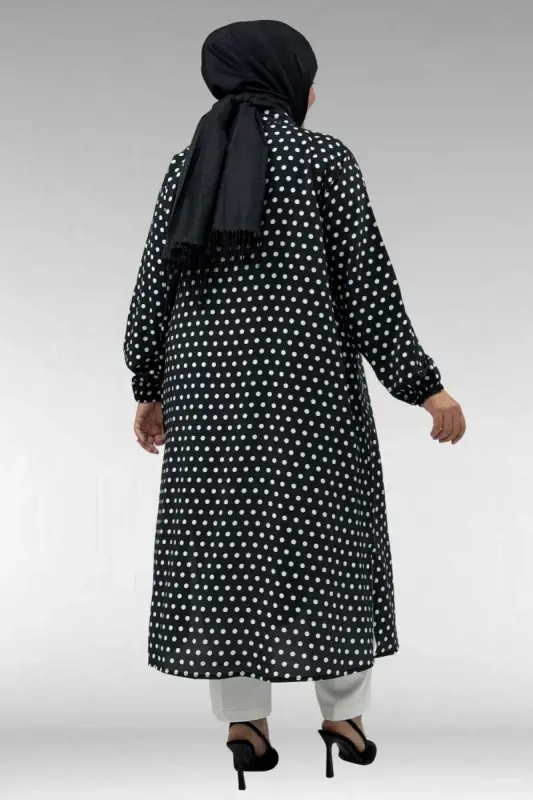 68046 Büyük Beden Hakim Yaka Boydan Düğmeli Mango Tunik - Siyah Puantiyeli - 3