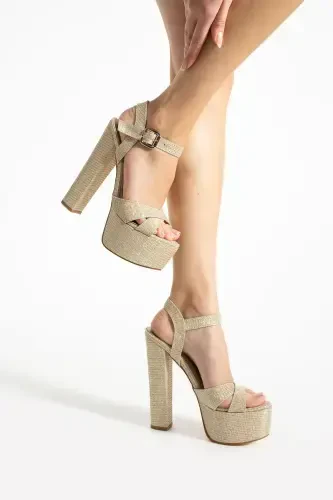 7-9600 16 sm Platformada Tilsimli Oltin Poyafzal - 7