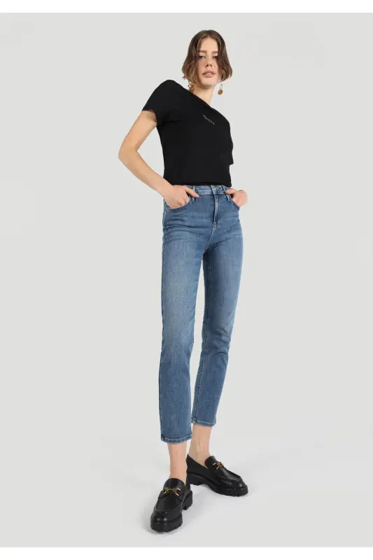 703 Carla Slim Fit Джинсы для женщин с обычной талией и прямыми штанинами синего цвета - COLIN'S