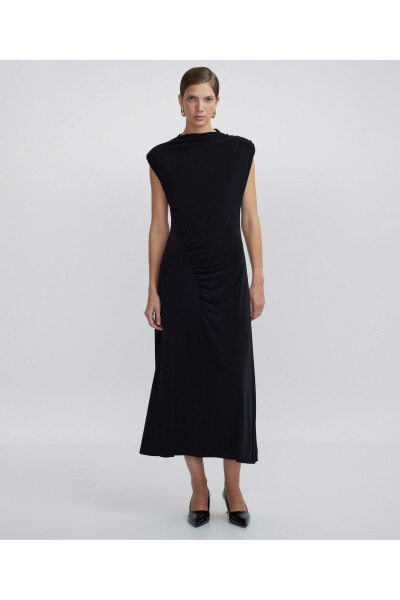 A high-necked, draped dress. - 7